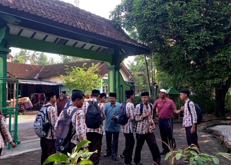 Awali Pagi dengan Senyum, Sapa, Salam, MTsN 6 Bantul Bangun Budaya Positif di Madrasah 46 MTsN 6 Bantul
