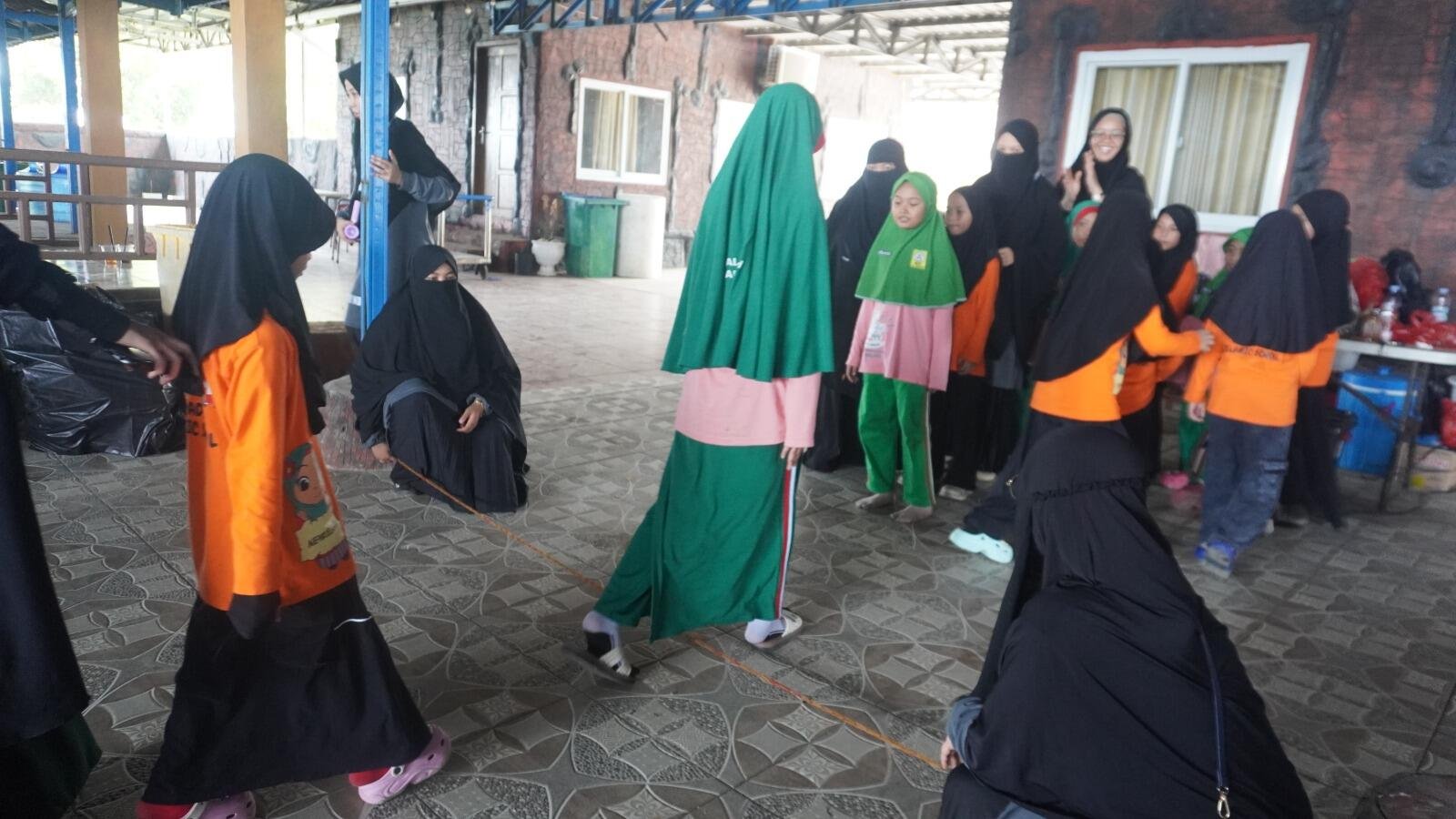 Rombel 3 SDIT Al-Fadiyah Kembangkan Ketangkasan dan Kerja Sama Siswa Melalui Kegiatan Al-Farit di Topejawa 51 SDIT Al-Fadiyah