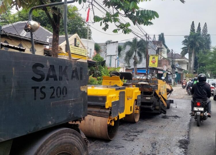 Jalan Vila Melati Mas Macet Akibat Perbaikan Jalan 47 IMG 20251002 WA0024