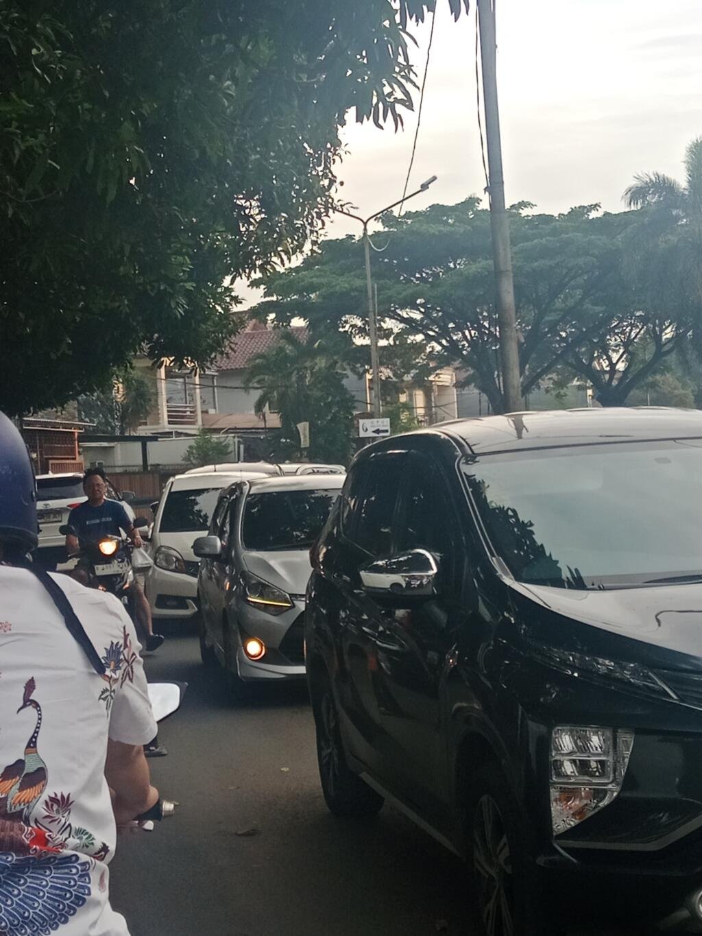 Jalan Vila Melati Mas Macet Akibat Perbaikan Jalan 48 IMG 20251002 WA0057