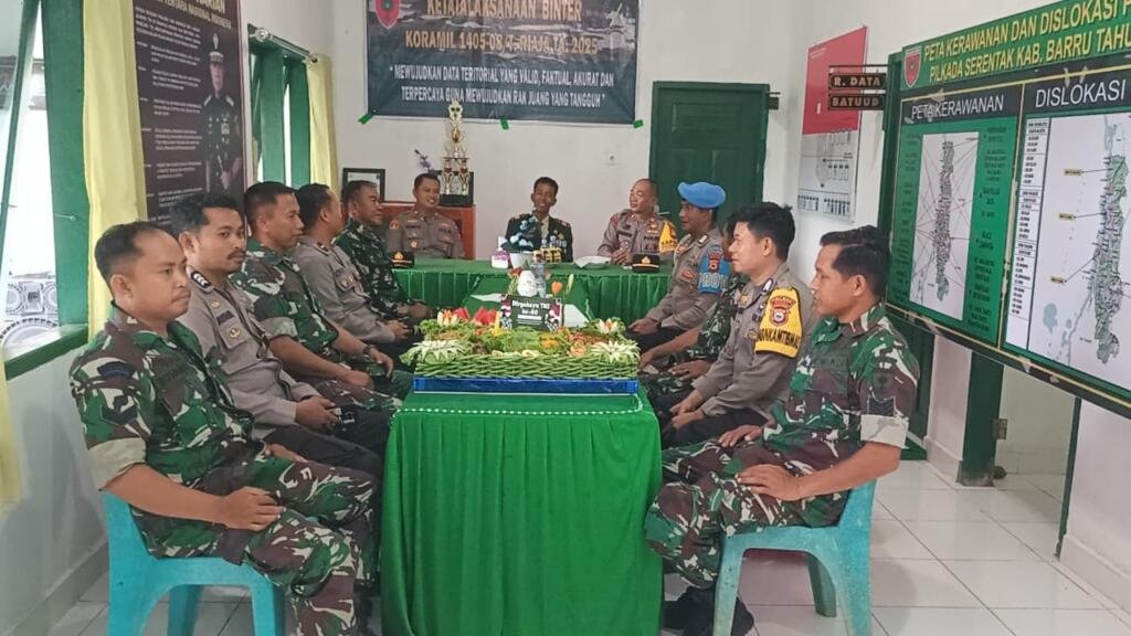 Kapolsek Tanete Riaja & Pujananting kunjungi Koramil, serahkan tumpeng ke Danramil. Simbol sinergi & persaudaraan TNI–Polri!