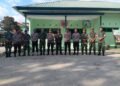 Kapolsek Tanete Riaja & Pujananting kunjungi Koramil, serahkan tumpeng ke Danramil. Simbol sinergi & persaudaraan TNI–Polri!