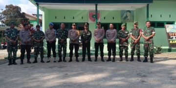 Kapolsek Tanete Riaja & Pujananting kunjungi Koramil, serahkan tumpeng ke Danramil. Simbol sinergi & persaudaraan TNI–Polri!