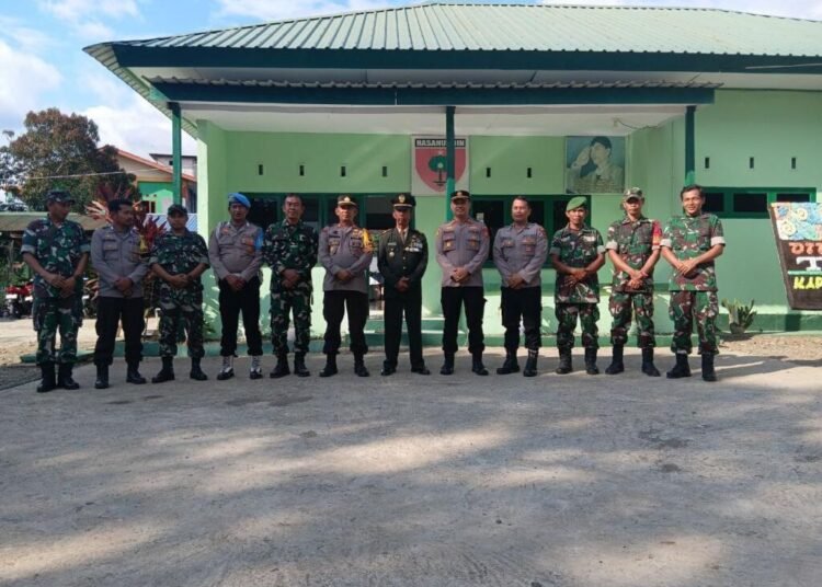 Kapolsek Tanete Riaja & Pujananting kunjungi Koramil, serahkan tumpeng ke Danramil. Simbol sinergi & persaudaraan TNI–Polri!
