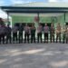 Kapolsek Tanete Riaja & Pujananting kunjungi Koramil, serahkan tumpeng ke Danramil. Simbol sinergi & persaudaraan TNI–Polri!