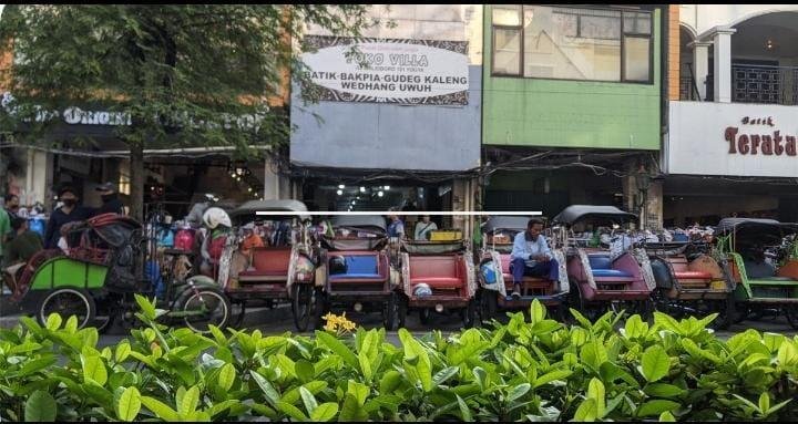 Deretan pedagang dan becak di sisi jalan Malioboro ( foto Yusuf )