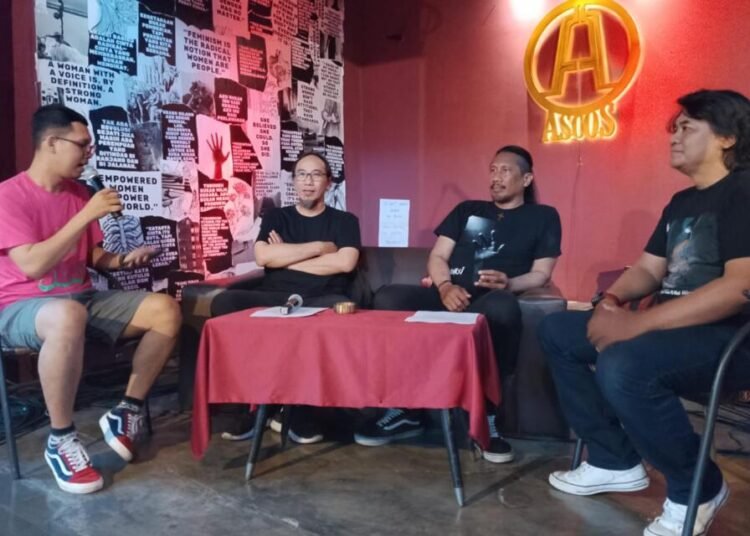 Talkshow bersama personel "Akrosh" Band (Foto Yusuf)