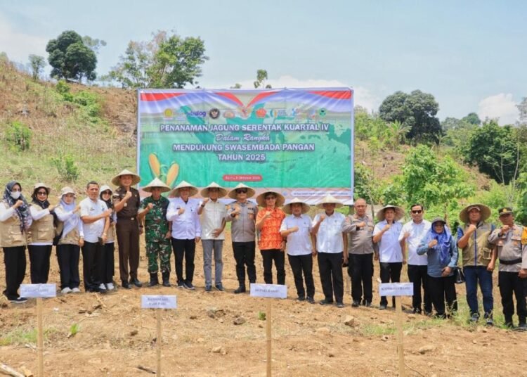 Dalam upaya mendukung program swasembada pangan nasional 2025, Kapolres Barru AKBP Ananda Fauzi Harahap, S.I.K., M.H., bersama Forkopimda