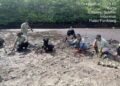 Kapolsek Balusu memimpin langsung penanaman mangrove di pesisir, sebagai bentuk komitmen menjaga ekosistem pantai dan mendukung lingkungan yang lebih hijau.