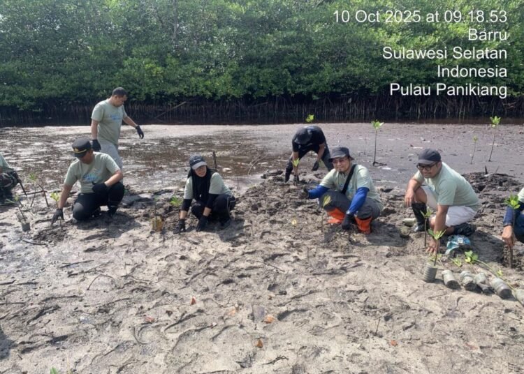 Peduli Lingkungan! Kapolsek Balusu Pimpin Penanaman Mangrove 46 Kapolsek Balusu memimpin langsung penanaman mangrove di pesisir, sebagai bentuk komitmen menjaga ekosistem pantai dan mendukung lingkungan yang lebih hijau.