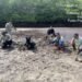 Kapolsek Balusu memimpin langsung penanaman mangrove di pesisir, sebagai bentuk komitmen menjaga ekosistem pantai dan mendukung lingkungan yang lebih hijau.