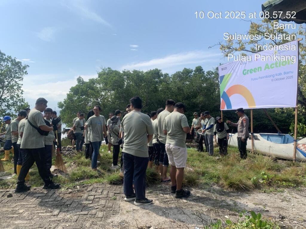 Peduli Lingkungan! Kapolsek Balusu Pimpin Penanaman Mangrove 2 Kapolsek Balusu memimpin langsung penanaman mangrove di pesisir, sebagai bentuk komitmen menjaga ekosistem pantai dan mendukung lingkungan yang lebih hijau.