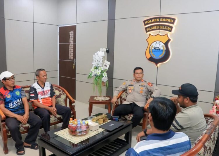 “Kami mendukung penuh kegiatan ini sepanjang semua aspek keselamatan dan keamanan terpenuhi. Panitia perlu menata lokasi penonton dengan baik serta memastikan kesiapan tim SAR di lapangan,” ujar Kapolres Barru.