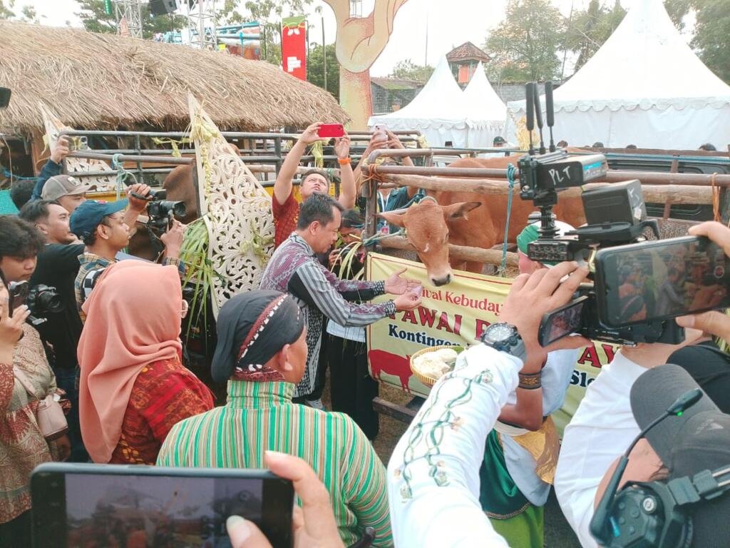 Gunungkidul Rayakan FKY 2025: Mengakar pada Bumi, Menghidupkan Tradisi 2 Prosesi memberi makan sapi dalam Pembukaan FKY 2025 ( Foto Yusuf )