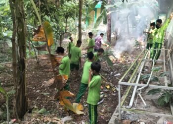 MTsN 3 Kota Cilegon Gelar Kegiatan Jum’at Bersih Bersama Mahasiswa PLP, RT, dan Warga Gerem Kulon 49 Jum’at Bersih