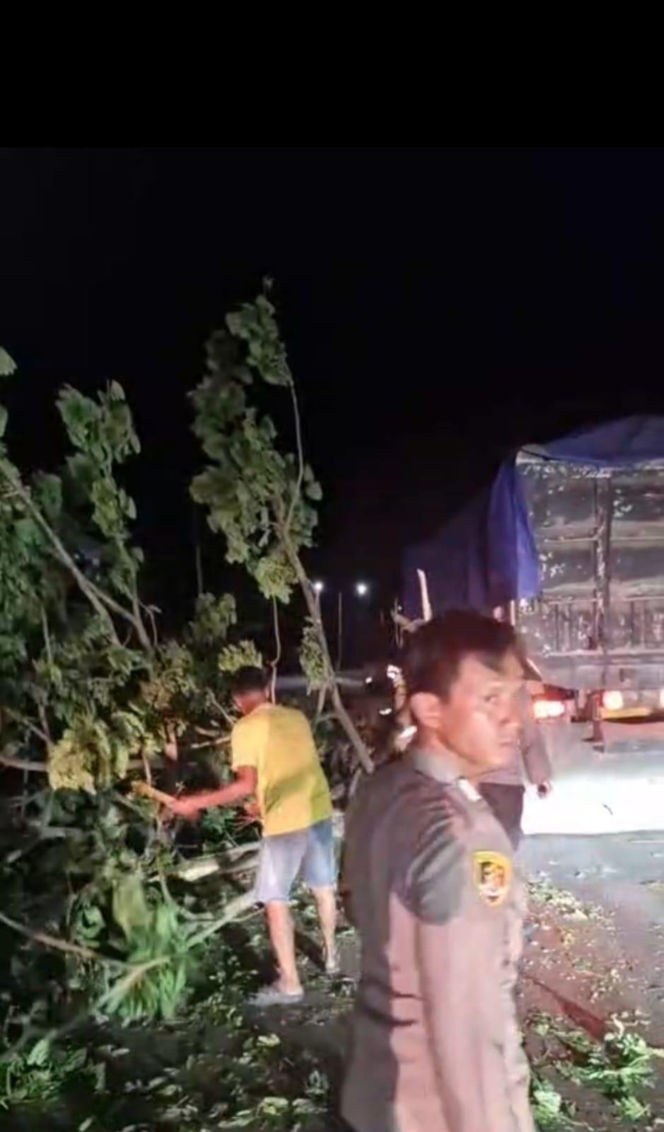 Dedikasi Tanpa Batas, Polisi Tangani Pohon Tumbang di Malam Hari 47 Sebuah pohon besar tumbang menutupi jalan poros Desa Madello, Barru. Namun, gelap malam tak menghalangi semangat polisi dan warga untuk bergotong royong membersihkan jalan.