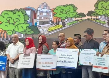 Semangat Tumbuh Bersama di Jantung Kota: Financetopia 2025 Tutup dengan Gunungan UMKM di Teras Malioboro 46 UMKM yang berhasil melakukan pinjaman perbankan dalam gelaran Financetopia 2025 berfoto bersama Wakil Gubernur DIY Sri Paduka Paku Alam X (Foto Yusuf)
