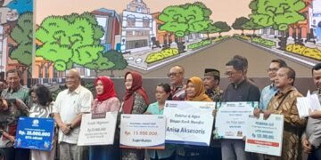 UMKM yang berhasil melakukan pinjaman perbankan dalam gelaran Financetopia 2025 berfoto bersama Wakil Gubernur DIY Sri Paduka Paku Alam X (Foto Yusuf)