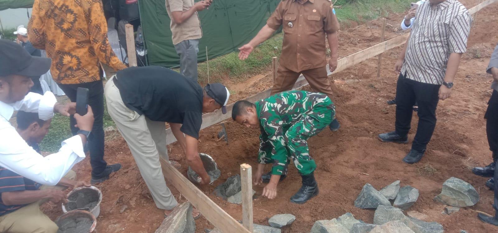 Lima Desa di Pandeglang Resmi Mulai Pembangunan Koperasi Desa Kelurahan Merah Putih melalui Video Conference 48 Mewakili Dandim 0601/Pandeglang, Pasi Ter Kapten Inf. M Prabowo melakukan peletakan batu pertama pembangunan Koperasi Desa Kelurahan Merah Putih (KDKMP) di desa Kertasana Kecamatan Pagelaran Pandeglang Banten