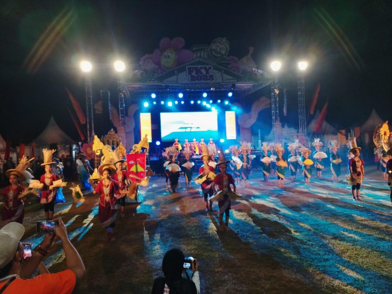 Flashmob tari-tarian dari seniman lokal menandai ditutupnya FKY 2025 di Gunung Kidul (Foto Yusuf)