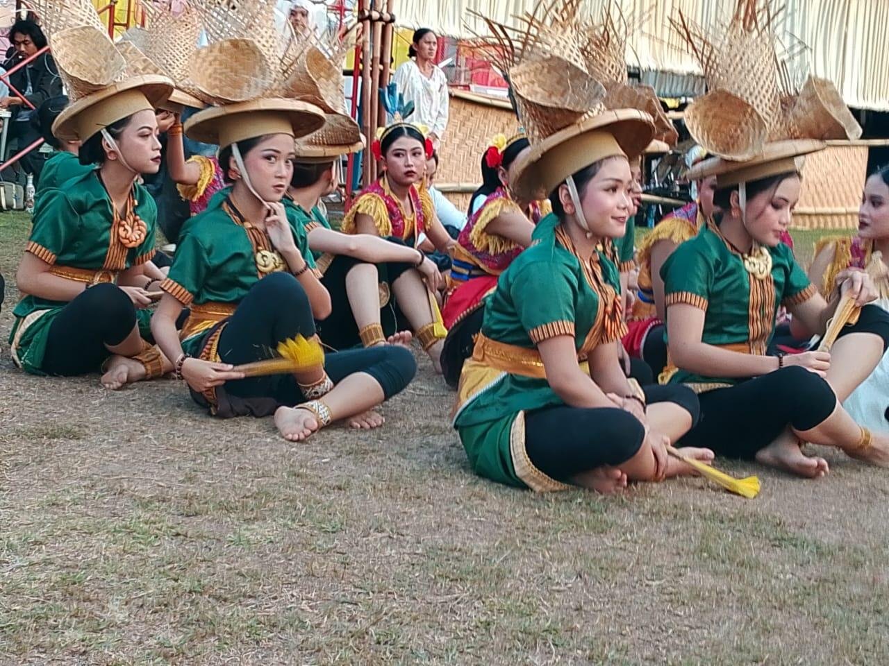 Persiapan para penari untuk Closing Ceremony FKY 2025 (Yusuf)