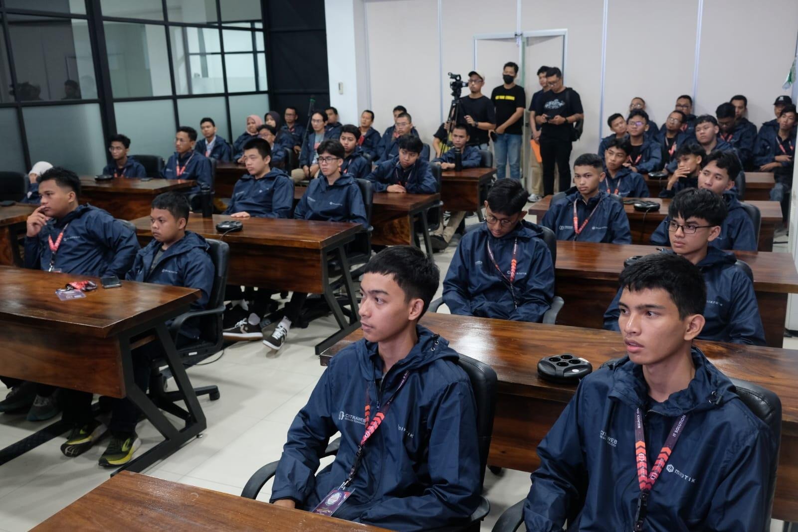15 SMK Terbaik Siap Adu Keahlian di Olimpiade Jaringan MikroTik 2025 47 Briefing finalis OJM 2025 (Doc Mikrotik)