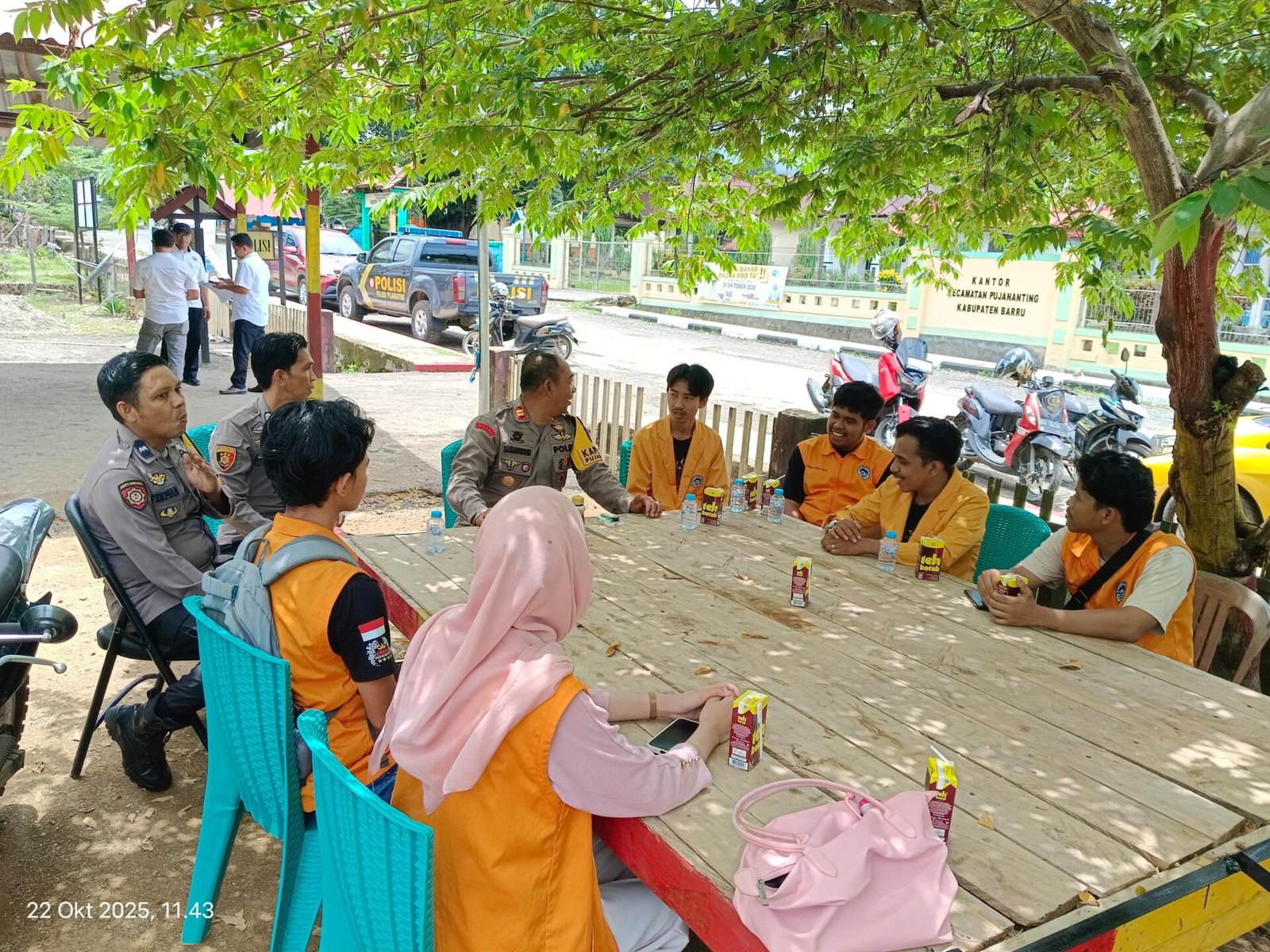 Sinergi Hebat! Polisi dan Mahasiswa UNM Aktifkan Lagi Pos Kamling 47 Kolaborasi Keren, Polisi dan Mahasiswa UNM