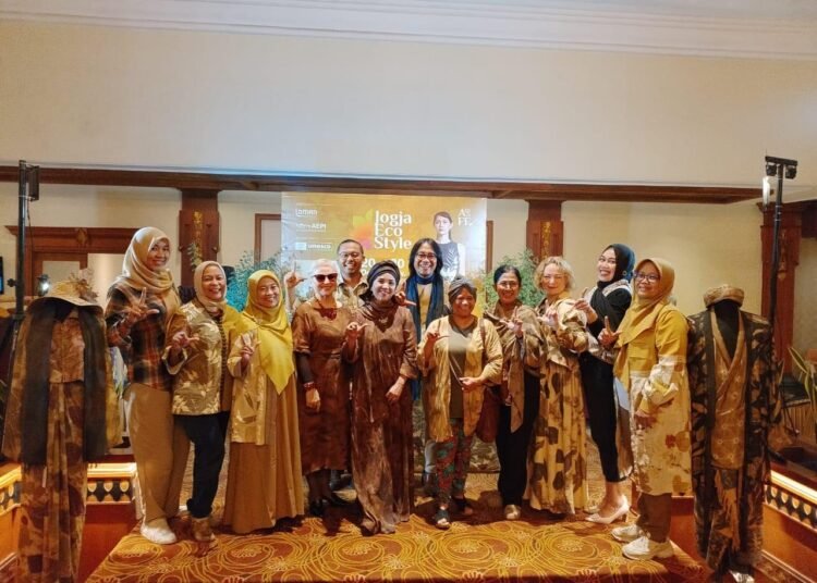 Kampanye ecogreen dalam Jogja Eco Style 2025 dengan menggunakan busana ecoprint di Loman Park Hotel Yogyakarta (Foto Yusuf)