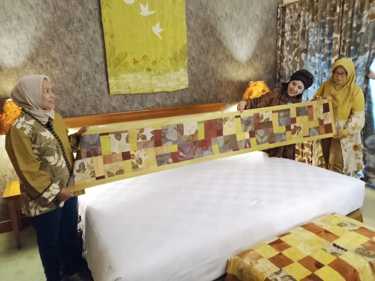 Jogja Eco Style 2025: Saat Fesyen, Budaya, dan Alam Menyatu di Panggung Dunia 48 Salah satu hasil dari eco print yang digunakan oleh Loman Hotel untuk fasilitas kamar hotelnya (Foto Yusuf)
