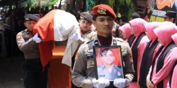 Suasana Haru Iringi Upacara Pelepasan Ipda Arman 28 Selamat jalan, Ipda Arman. Dedikasimu akan selalu dikenang.