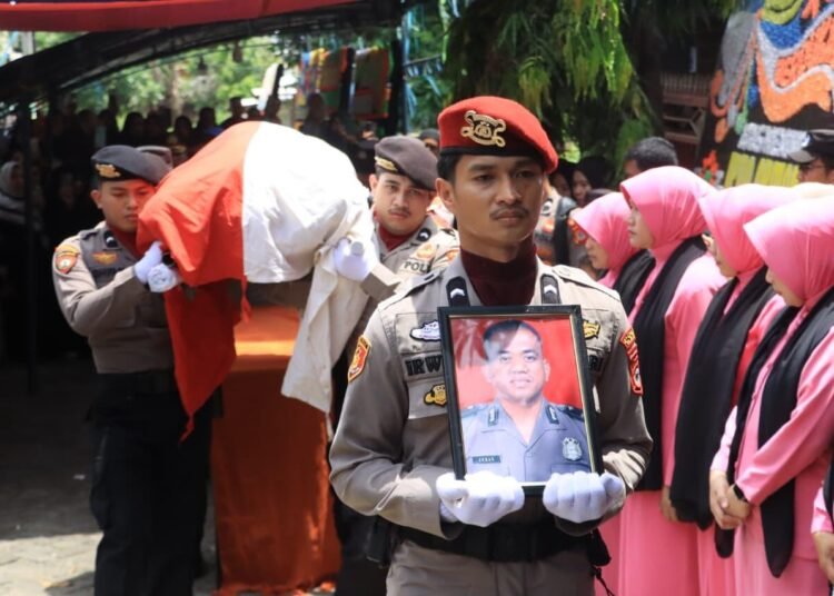 Suasana Haru Iringi Upacara Pelepasan Ipda Arman 46 Selamat jalan, Ipda Arman. Dedikasimu akan selalu dikenang.