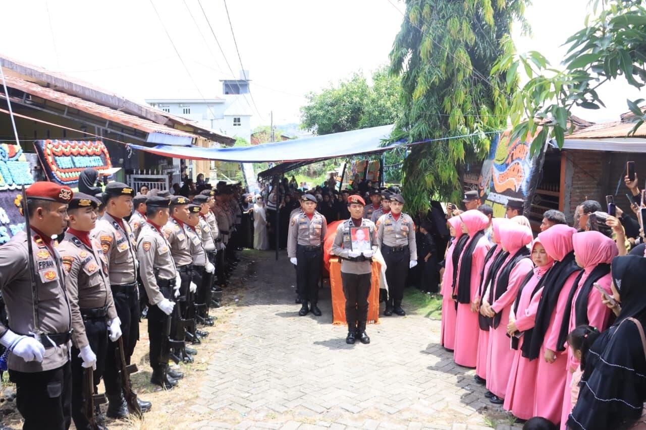 Suasana Haru Iringi Upacara Pelepasan Ipda Arman 47 Selamat jalan, Ipda Arman. Dedikasimu akan selalu dikenang.