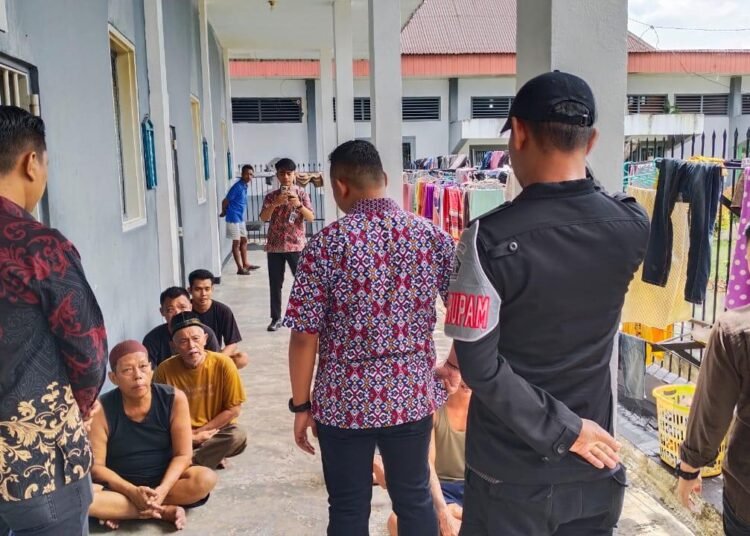 Jajaran Pengamanan Lapas Arga Makmur Gelar Penggeledahan Kamar Hunian, Pastikan Lingkungan Lapas Aman dan Tertib 46 IMG 20251024 WA0058