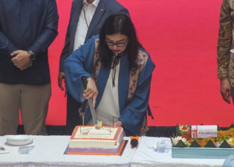 Dies Natalis Polimedia Ke-17 Tahun 46 Aulia Tusyadiah - Kue dan Nasi Tumpeng Sebagai Simbol Acara Dies Natalis Polimedia.