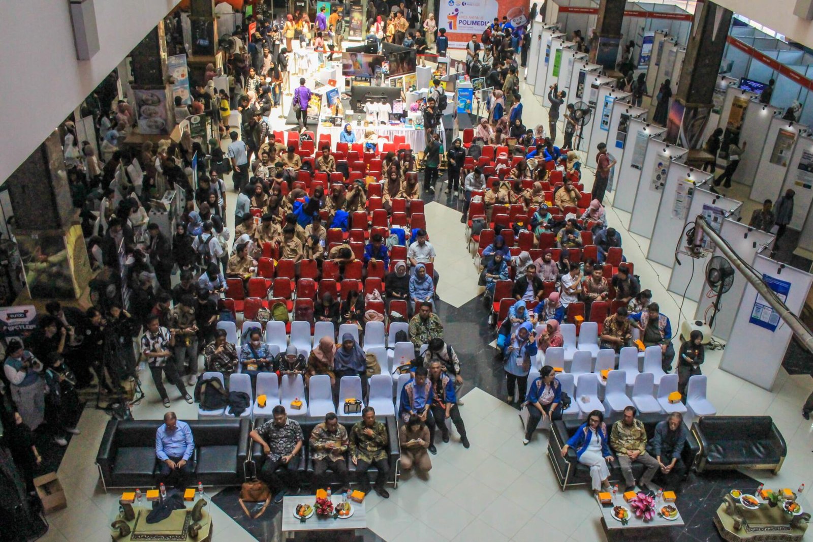 Dies Natalis Polimedia Ke-17 Tahun 47 Aulia Tusyadiah - Suasana Ramai dan Penuh Acara Dies Natalis Polimedia Yang Di adakan di Gedung E Polimedia.