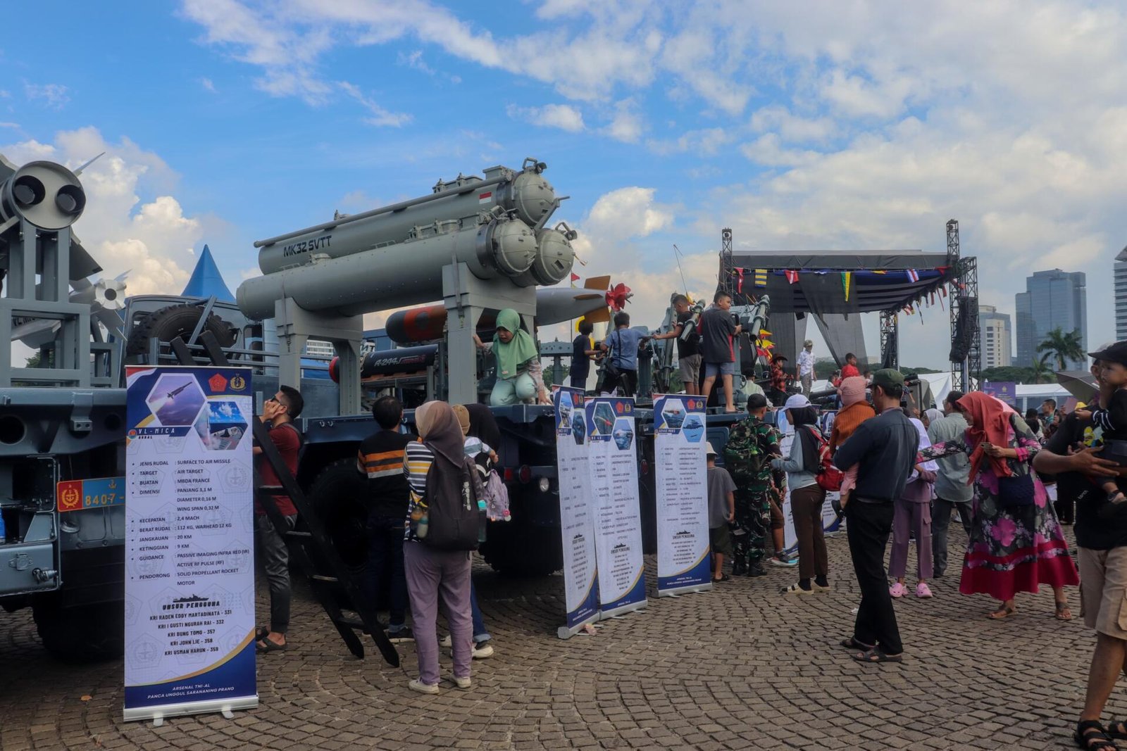 HUT TNI Ke-80 Tahun 48 Aulia Tusyadiah - Pameran Alat Tempur TNI