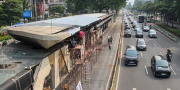Halte Transjakarta dibakar massa
