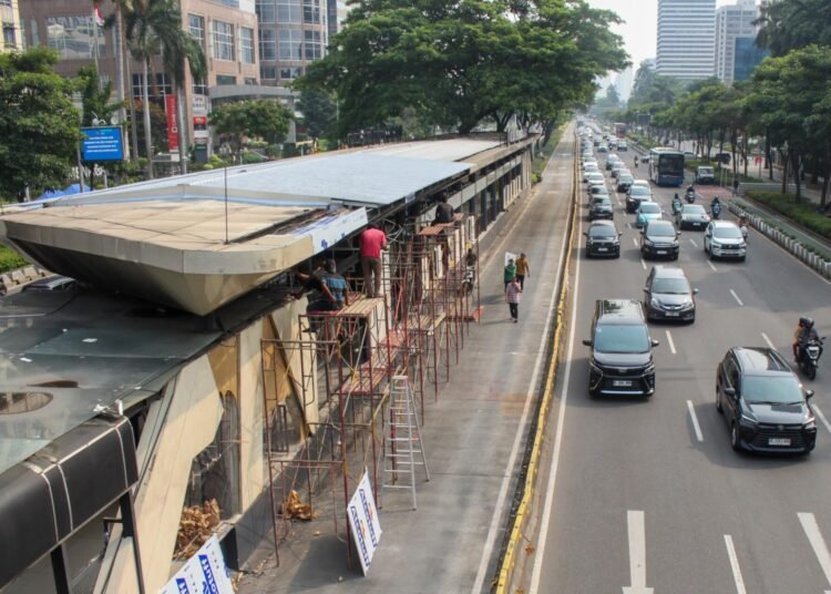 Penampakan Halte Transjakarta di Bundaran Senayan Usai Dibakar Massa 46 Halte Transjakarta dibakar massa