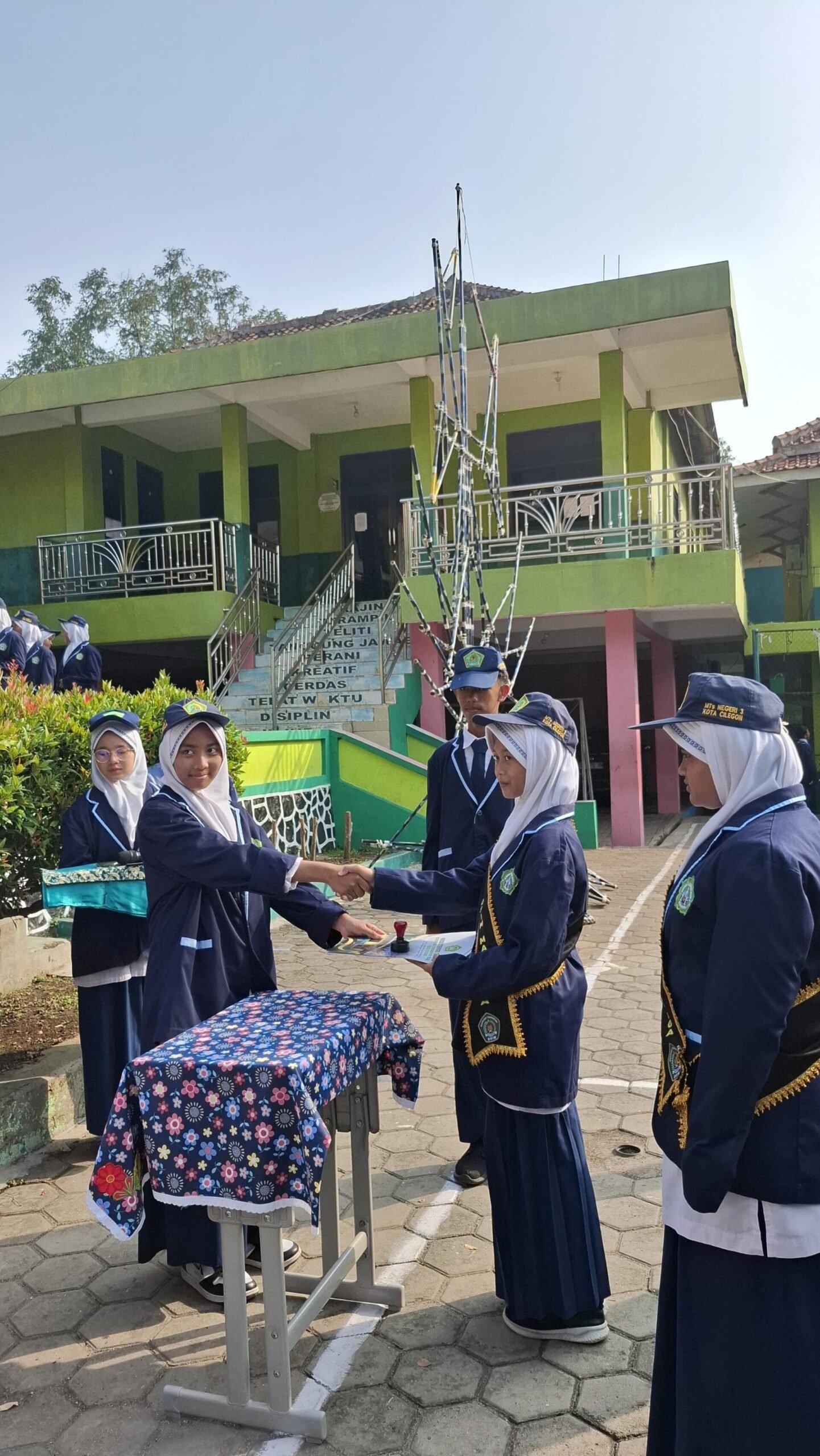 MTsN 3 Kota Cilegon Resmi Lantik Pengurus OSIM Baru Periode 2025-2026 47 IMG 20251026 WA0060 scaled