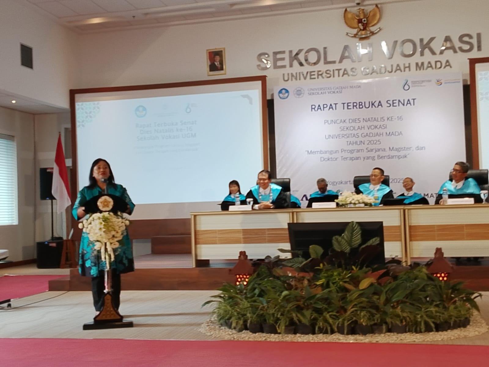 SV UGM Tegaskan Komitmen Pendidikan Terapan Lewat Dies Natalis ke-16 47 Wakil Rektor Bidang Pendidikan dan Pengajaran UGM, Prof. Dr. Wening Udasmoro, S.S., M.Hum., DEA memberikan sambutan (Foto Yusuf)