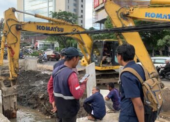 Kemacetan di Jalan Malmipah, Makassar Akibat Proyek Pergantian Selokan Lama ke Selokan Beton 46 Kemacetan di Jalan Malmipah