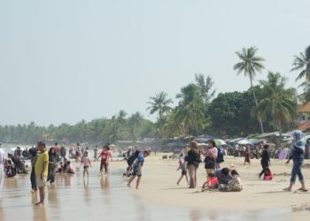 Libur Akhir Pekan, Ribuan Wisatawan Padati Pantai Pasir Putih Anyer 48 Pantai Pasir Putih Anyer