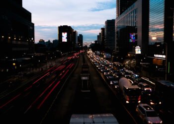 pengguna dua arah lalu lintas.