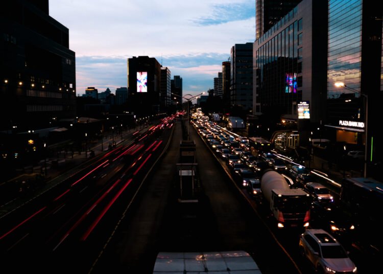 Suasana Arus Lalu Lintas yang Menjadi Simbol Kehidupan di Jakarta yang Tidak Pernah Berhenti Berjalan 46 pengguna dua arah lalu lintas.