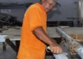 BENGKULU – Dalam upaya menciptakan lingkungan yang nyaman, tertib, dan mendukung kegiatan pembinaan, Lembaga Pemasyarakatan (Lapas) Kelas IIA Bengkulu melalui Tim Giatja (Kegiatan Kerja dan Jasa) tengah melaksanakan pemeliharaan serta pembaharuan fasilitas penunjang di area lapangan tenis Lapas Bengkulu.