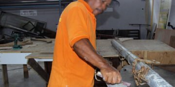 BENGKULU – Dalam upaya menciptakan lingkungan yang nyaman, tertib, dan mendukung kegiatan pembinaan, Lembaga Pemasyarakatan (Lapas) Kelas IIA Bengkulu melalui Tim Giatja (Kegiatan Kerja dan Jasa) tengah melaksanakan pemeliharaan serta pembaharuan fasilitas penunjang di area lapangan tenis Lapas Bengkulu.