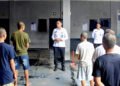 BENGKULU – Kepala Kesatuan Pengamanan Lembaga Pemasyarakatan (Ka. KPLP) Lapas Kelas IIA Bengkulu, Hilmawan Indra Waskito, memimpin langsung kegiatan pembinaan berupa olahraga bersama, jam berangin, serta sosialisasi tata tertib bagi warga binaan pemasyarakatan (WBP) di Blok Mapenaling, Rabu (22/10).