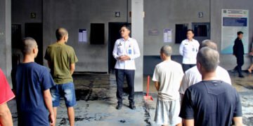 BENGKULU – Kepala Kesatuan Pengamanan Lembaga Pemasyarakatan (Ka. KPLP) Lapas Kelas IIA Bengkulu, Hilmawan Indra Waskito, memimpin langsung kegiatan pembinaan berupa olahraga bersama, jam berangin, serta sosialisasi tata tertib bagi warga binaan pemasyarakatan (WBP) di Blok Mapenaling, Rabu (22/10).