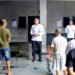 BENGKULU – Kepala Kesatuan Pengamanan Lembaga Pemasyarakatan (Ka. KPLP) Lapas Kelas IIA Bengkulu, Hilmawan Indra Waskito, memimpin langsung kegiatan pembinaan berupa olahraga bersama, jam berangin, serta sosialisasi tata tertib bagi warga binaan pemasyarakatan (WBP) di Blok Mapenaling, Rabu (22/10).