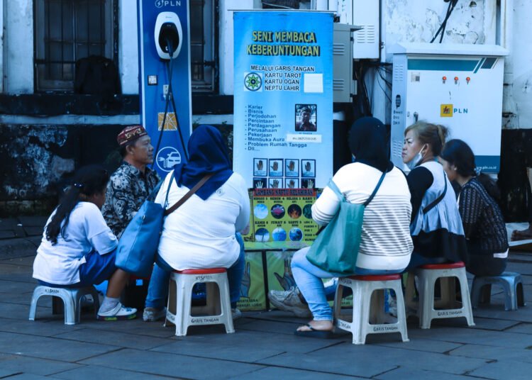 Seni Membaca Keberuntungan di Kota Tua